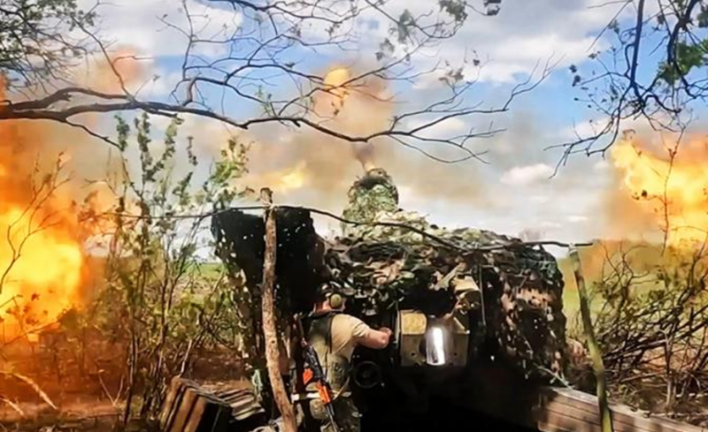 Tình hình căng thẳng đến mức hệ thống vệ tinh giám sát cháy rừng của NASA (Mỹ) cũng ghi nhận khu vực tiền tuyến giữa hai nước “nóng lên bất thường” trong ngày 20/4, dấu hiệu rõ ràng cho thấy giao tranh ác liệt vẫn đang diễn ra. Ảnh: TASS