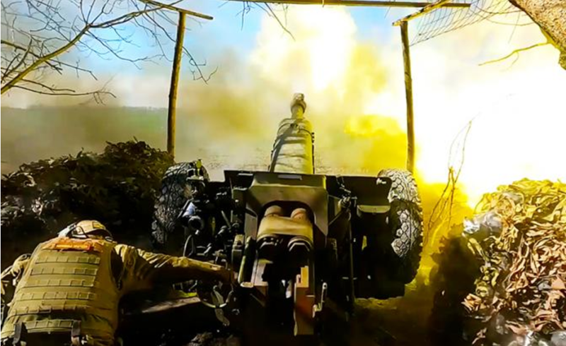 Ngay sau đó, lực lượng Ukraine bất ngờ gia tăng hỏa lực, khiến toàn bộ mặt trận bùng nổ dữ dội trở lại. Khói lửa và tiếng nổ bao trùm nhiều điểm nóng, báo hiệu một giai đoạn giao tranh mới đã bắt đầu. Ảnh: TASS