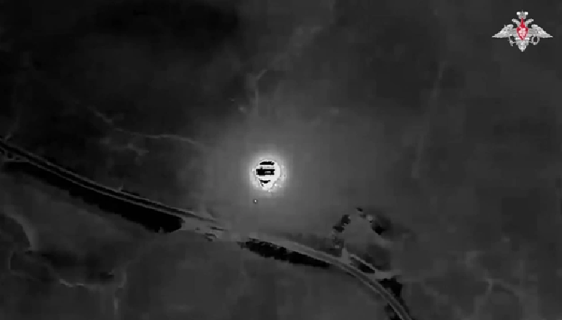 Hình ảnh vệ tinh do Bộ Quốc phòng Ukraine công bố sau trận đánh cho thấy quả tên lửa đã xuyên thủng mái nhà và phát nổ trong tầng hầm, phá hủy toàn bộ thiết bị điện tử, bản đồ sa bàn cùng ít nhất 12 sĩ quan trong sở chỉ huy. Nguy hiểm hơn, đầu đạn chùm tạo ra “đóa sen tử thần” trong bán kính 300 mét, khiến hệ thống C4ISR của Lữ đoàn 47 tê liệt hoàn toàn. Ảnh minh họa: Bộ Quốc phòng Nga