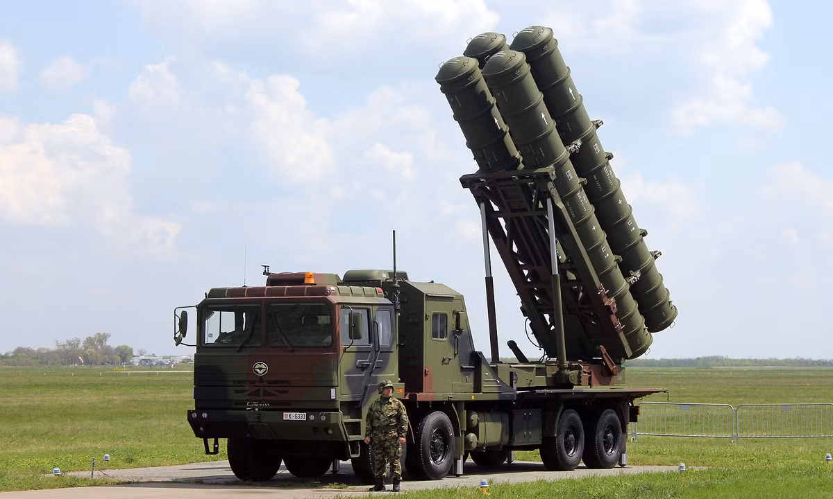 Bên cạnh HQ-9, thì hệ thống phòng không HQ-22 cũng được so sánh với hệ thống Patriot của Mỹ và S-300 của Nga, dù có tầm bắn ngắn hơn chỉ 120 km. Đạn tên lửa của HQ-22 sử dụng hệ dẫn đường theo sóng radio của đài điều khiển và radar bán chủ động với khả năng chống chế áp điện tử cao.