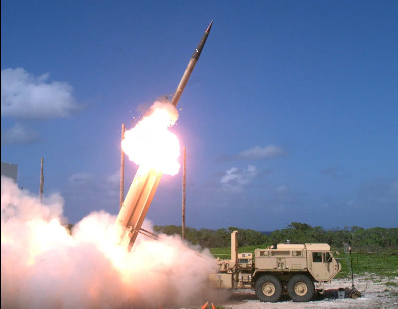 Cùng với Patriot, THAAD là vũ khí chống tên lửa mạnh nhất của Quân đội Mỹ, hệ thống này có khả năng đánh chặn tên lửa đạn đạo ở tầm xa từ 150 đến 200 km. Một hệ thống THAAD thường bao gồm 6 bệ phóng di động gắn trên xe tải với 48 tên lửa đánh chặn. Là một hệ thống phức tạp, THAAD cần một e kíp vận hành lên tới 95 binh sĩ.