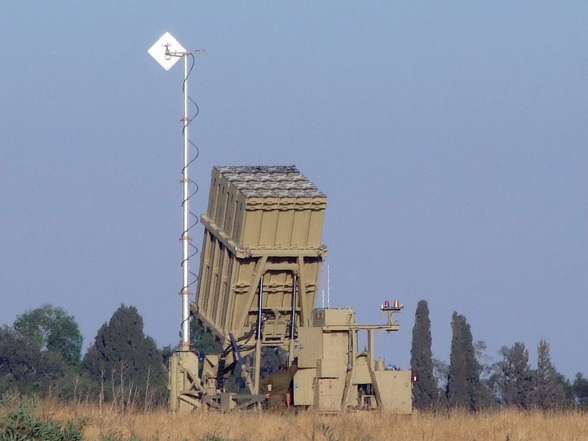Iron Dome là hệ thống phòng thủ tầm ngắn rất hiệu quả, có tỷ lệ ngăn chặn lên đến 90%. Iron Dome được trang bị 3 bệ phóng, mỗi bệ phóng trang bị 20 quả tên lửa. Mỗi khẩu đội Iron Dome có thể bảo vệ một khu vực rộng tới 150 km2 trước tên lửa tầm ngắn, súng cối, đạn pháo, nó có thể phát hiện và tấn công mục tiêu ở cự ly lên tới 70 km.