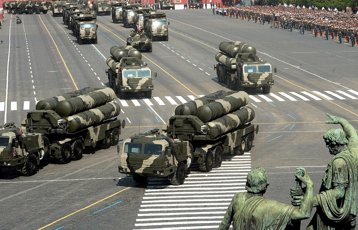 S-500 Prometey, thế hệ tiếp theo của S-400 cũng có sức mạnh đáng kinh ngạc. S-500 có tầm bắn lên tới 600km và khả năng phát hiện mục tiêu ở khoảng cách 800km. Hệ thống này có thể đồng thời nhắm vào 10 mục tiêu tên lửa đạn đạo siêu thanh đang bay với vận tốc lên tới 7km/s và có thể tấn công các mục tiêu đang bay ở tốc độ siêu thanh lên tới với 12.348km/h. Ảnh Wikipedia