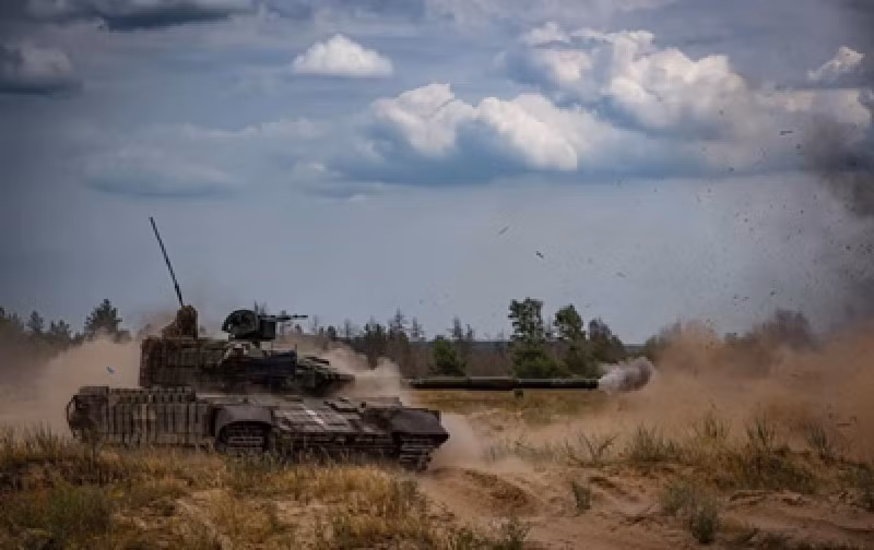 Theo nhà báo Ukraine Yuri Butusov, để làm suy yếu khả năng tác chiến của Ukraine, quân đội Nga đang thực hiện chiến thuật “tiêu thổ” tại vùng Kursk, sử dụng hỏa lực mạnh để san bằng nhiều khu định cư, không cho quân đội Ukraine sử dụng các công trình dân sự làm vị trí phòng thủ. Ảnh: Bộ Quốc phòng Ukraine