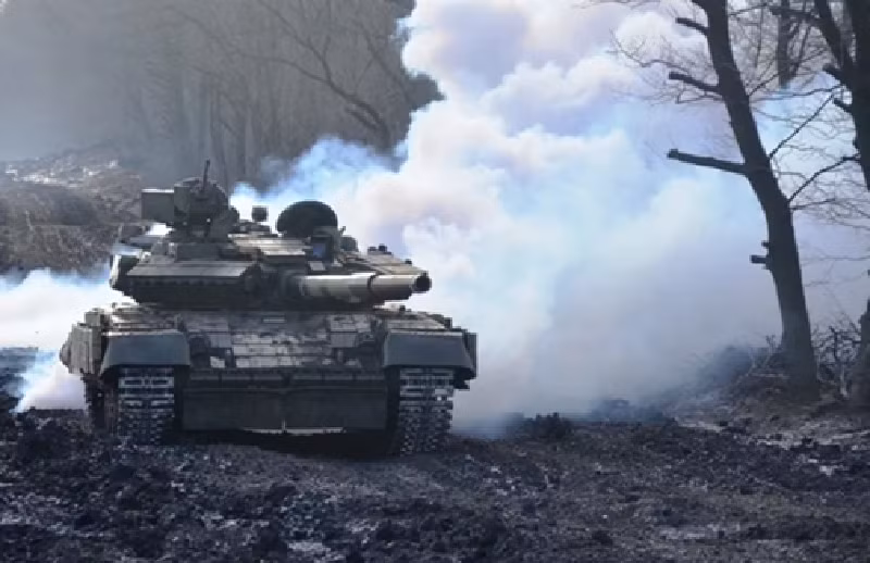 Đồng thời, quân đội Nga đã hoàn toàn chiếm giữ và củng cố làng Alexsandrivka, đồng thời xây dựng công sự ở vùng ngoại ô phía Tây của Viktorivka và trên cánh đồng phía Tây của Nikolske, qua đó hoàn toàn củng cố vị trí của họ tại khu vực này. Ảnh: Bộ Quốc phòng Ukraine