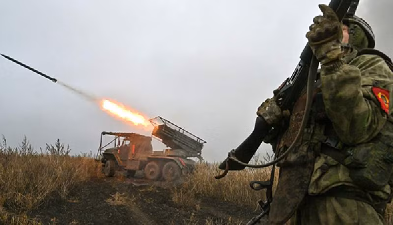 Đáng chú ý, quân đội Ukraine cũng đã bắt đầu sử dụng máy bay không người lái quang học tiên tiến từ phương Tây. Theo Viện Nghiên cứu Chiến tranh Hoa Kỳ (ISW), để giảm thiểu tổn thất của xe bọc thép, quân đội Nga hiện đang ưu tiên sử dụng bộ binh trong các cuộc tấn công, với chiến thuật sử dụng xe địa hình và xe máy để đột kích. Ảnh: RIA Novosti