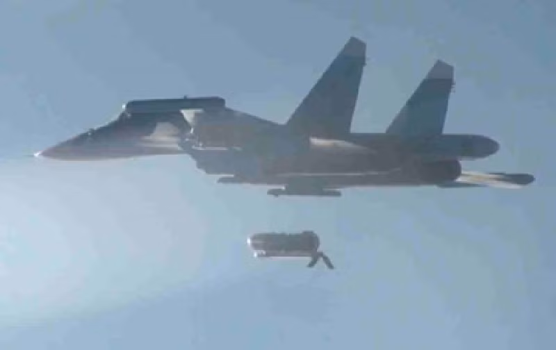 Ví dụ, tại Darino trước đây, quân đội Nga đã ném nhiều quả bom siêu trọng lượng 3 tấn xuống khu vực này và phóng một lượng lớn bom nhiệt áp, xóa sổ hoàn toàn ngôi làng khỏi bản đồ. Ảnh: Bộ Quốc phòng Nga