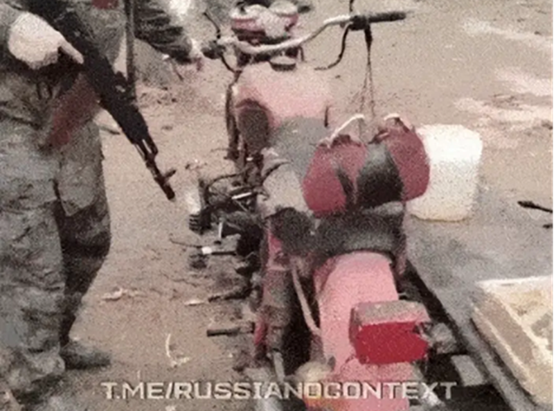 Theo lời người lính này, chiếc mô tô rất mạnh mẽ và là chiến lợi phẩm mà họ thu được từ quân đội Ukraine. Sau khi được cải tiến, nó được trang bị thêm một thùng xe phía sau để chở theo người điều khiển máy bay không người lái (UAV) thực hiện nhiệm vụ trinh sát. Họ sử dụng phương tiện này để tiếp cận tiền tuyến rồi phóng các UAV tầm ngắn. Ảnh: Telegram