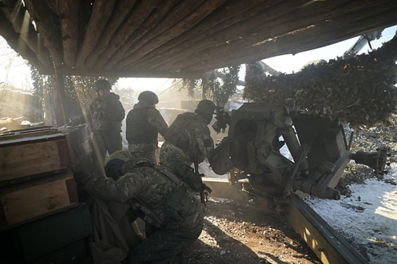 Điều này sẽ gây áp lực buộc lực lượng Ukraine ở khu vực đông nam Borova phải rút lui, khiến họ hoặc co cụm phòng thủ bên trong thị trấn hoặc buộc phải rút về bờ tây hồ chứa. Để đảm bảo tiến trình tiến công diễn ra suôn sẻ, quân đội Nga cũng có thể tiến theo con đường từ Nove tới Korovii Yar để bảo vệ an toàn cho hai bên sườn. Ảnh: RIA Novosti