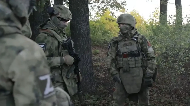 Khu vực này cách tuyến tiếp xúc chiến đấu 2 km, vẫn thuộc vùng tiền tuyến và nằm trong tầm bắn của hỏa lực mạnh từ Quân đội Ukraine. Tuy nhiên, do có con sông Psel chắn ngang, nơi đây đã lâu không diễn ra các trận đánh lớn và được coi là một chiến trường không quá sôi động, không yêu cầu tham gia nhiệm vụ chiến đấu trực tiếp. Ảnh: Bộ Quốc phòng Nga.