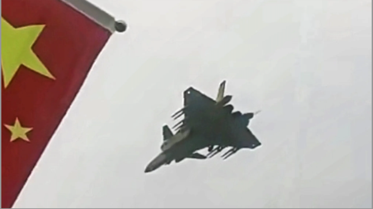 Lộ diện cấu hình tấn công mạnh nhất của J-20 Trung Quốc - Hình 2 Lo dien cau hinh tan cong manh nhat cua J-20 Trung Quoc-Hinh-2