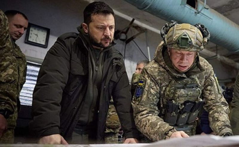 Nhà báo Ukraine Yuri Butusov cho biết, trên thực tế, tầng lớp chỉ huy cấp cao của quân đội Ukraine đã mất quyền kiểm soát đối với các đơn vị từ Pokrovsk đến Velika Novoselka. Họ hầu như không có sự liên lạc với các đơn vị cấp dưới và cũng không thể cung cấp bất kỳ sự hỗ trợ nào cho họ. Ảnh: Văn phòng Tổng thống Ukraine