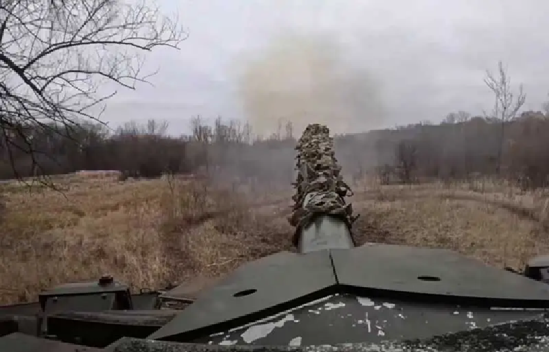 Một khi chiếm được ngôi làng này, quân đội Nga có thể sử dụng cầu đường bộ để tiến vào khu vực trung tâm của thành phố Velika Novoselka. Đồng thời, quân Nga tại Novyi Komar cũng bắt đầu tiến dọc theo đường cao tốc hướng về trung tâm thành phố. Ảnh: Top War