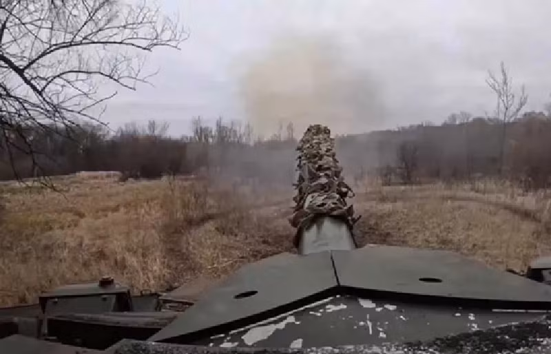 Một khi chiếm được ngôi làng này, quân đội Nga có thể sử dụng cầu đường bộ để tiến vào khu vực trung tâm của thành phố Velika Novoselka. Đồng thời, quân Nga tại Novyi Komar cũng bắt đầu tiến dọc theo đường cao tốc hướng về trung tâm thành phố. Ảnh: Top War