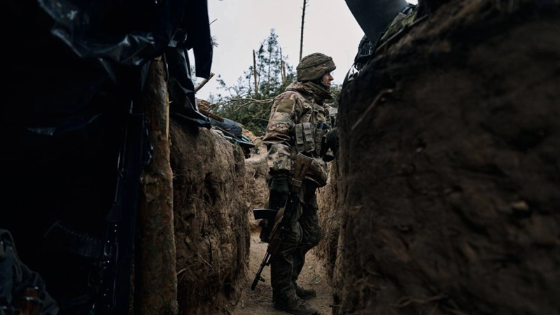 Một số đơn vị cấp tiểu đoàn chỉ còn lại một vài người sống sót, có tiểu đoàn thậm chí chỉ còn tám người. Mặc dù bộ chỉ huy quân đội Ukraine đã điều động nhiều binh sĩ được huy động, nhưng họ hầu như không có khả năng chiến đấu và không muốn tham gia vào trận chiến. Ảnh: Bộ Quốc phòng Ukraine