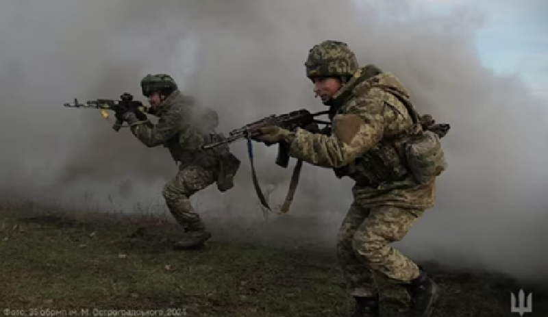 Hơn nữa, do những quyết định chỉ huy sai lầm, bộ binh Ukraine đã chịu tổn thất nặng nề. Trên tuyến đường tiến công của quân đội Nga, gần như không có công trình phòng thủ nào được thiết lập. Bộ binh Ukraine buộc phải đối mặt với các cuộc tấn công của Nga mà không có sự bảo vệ từ công sự. Ảnh: Bộ Quốc phòng Ukraine