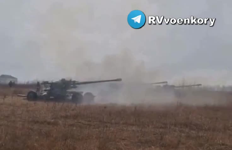 Ông Stupak nhắc lại rằng đây không phải là trường hợp đầu tiên, trước đó đối phương cũng đã sử dụng các chiến thuật tương tự khi bao vây Selidovo, Ugledar, Kurakhove, và hiện tại là Velikaya Novoselka, nơi quân Nga đang cố gắng bao vây theo thế “gọng kìm”. Ảnh: Telegram.