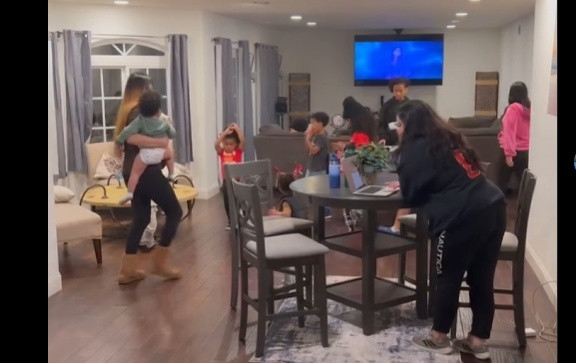 Mặc dù lối sống đa thê, đa ái vẫn còn gây nhiều tranh cãi và chưa được pháp luật công nhận ở nhiều nơi, câu chuyện của Jame Barrett ở Los Angeles là một ví dụ điển hình về một mô hình gia đình không truyền thống đang tồn tại trong xã hội hiện đại.