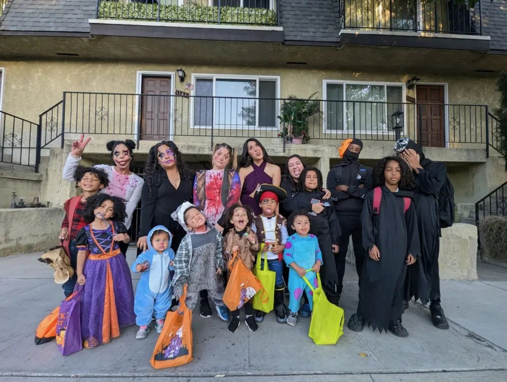 Hiện tại, Jame đang có 5 người phụ nữ mà anh gọi là vợ. Những người này bao gồm Cameron (29 tuổi), Jessica (31 tuổi), Reta (28 tuổi), Gabby (30 tuổi) và Diana (30 tuổi). Các mối quan hệ này có thời gian khác nhau, từ lâu đời nhất là với Cameron và Jessica (13 năm), đến với Reta (8 năm), Gabby (7 năm) và Diana (4 năm).