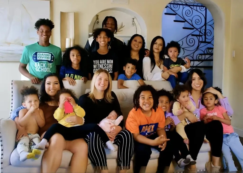 Tại Los Angeles, Mỹ, câu chuyện về Jame Barrett, một người đàn ông 30 tuổi sống cùng lúc với 5 người vợ và có tới 11 người con, đang gây xôn xao dư luận và thu hút sự chú ý đặc biệt. Điều đáng nói là Jame không hề giấu giếm về mối quan hệ phức tạp này, thậm chí còn công khai lý giải về lựa chọn lối sống đa thê của mình.