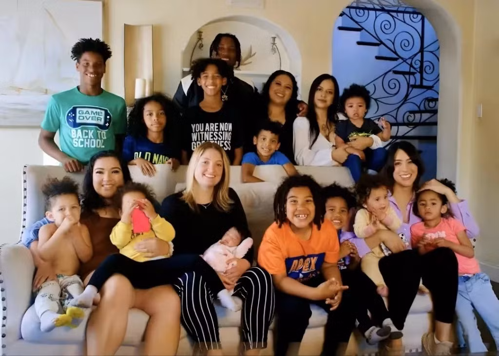 Chang trai 30 tuoi song cung 5 nguoi vo, khong ngai cuoi them