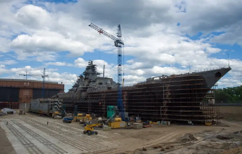 Hai thân tàu trước đó, Admiral Ushakov và Admiral Lazarev, đã ngừng hoạt động trong nhiều năm và hiện đã bị đưa vào danh sách tháo dỡ. Mặc dù quá trình khôi phục Admiral Nakhimov để đưa nó trở lại trạng thái sẵn sàng chiến đấu đã gặp nhiều gián đoạn — đặc biệt là do những biến động từ cuộc xung đột toàn diện giữa Nga và Ukraine — nhưng cần nhớ rằng đây vốn dĩ chưa bao giờ là một nhiệm vụ đơn giản. Ảnh: Topcor.ru