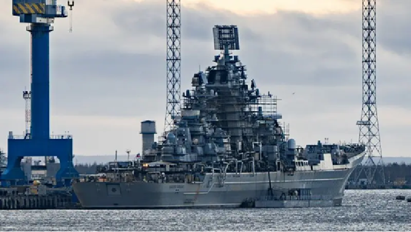 “Hai lò phản ứng của tàu tuần dương được khởi động liên tiếp cho thấy toàn bộ hệ thống năng lượng hạt nhân của con tàu đã sẵn sàng hoạt động ở mọi chế độ,” TASS đưa tin hôm nay, đồng thời cho biết Đô đốc Nakhimov hiện đang ở xưởng đóng tàu Sevmash tại thành phố cảng Severodvinsk, bên Biển Trắng. Ảnh: Top War