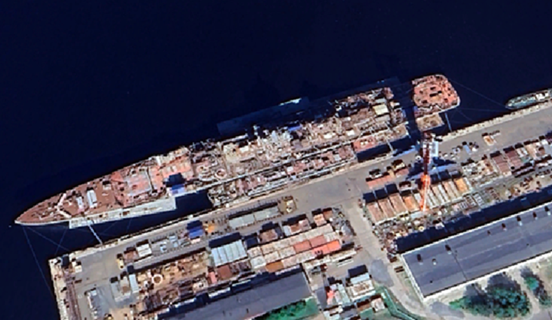 Truyền thông nhà nước Nga cho biết hai lò phản ứng hạt nhân của tàu tuần dương 28.000 tấn này hiện đã được khởi động, với tuyên bố rằng chiến hạm sẽ ra khơi để thử nghiệm bắt đầu từ mùa hè năm nay. Tuy nhiên, vẫn còn phải chờ xem liệu mốc thời gian này có chính xác hay không, vì việc đưa con tàu trở lại hoạt động đã bị trì hoãn nhiều lần trong quá khứ. Ảnh: Google Earth