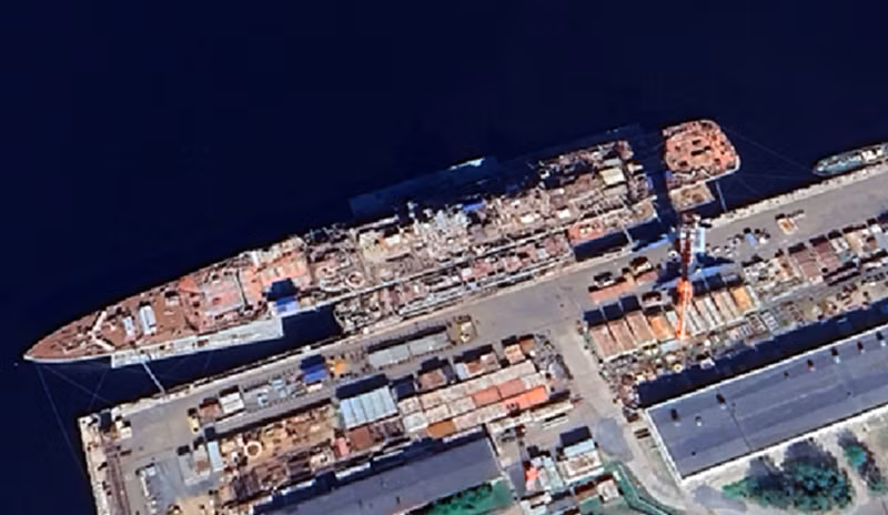 Truyền thông nhà nước Nga cho biết hai lò phản ứng hạt nhân của tàu tuần dương 28.000 tấn này hiện đã được khởi động, với tuyên bố rằng chiến hạm sẽ ra khơi để thử nghiệm bắt đầu từ mùa hè năm nay. Tuy nhiên, vẫn còn phải chờ xem liệu mốc thời gian này có chính xác hay không, vì việc đưa con tàu trở lại hoạt động đã bị trì hoãn nhiều lần trong quá khứ. Ảnh: Google Earth