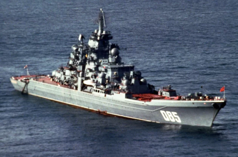 Hiện tại, Hải quân Nga chỉ vận hành một tàu tuần dương lớp Kirov duy nhất, đó là Pyotr Veliky (Peter Đại đế), thuộc Hạm đội phương Bắc. Con tàu này chỉ trải qua những đợt hiện đại hóa nhỏ, vẫn chủ yếu dựa vào các hệ thống vũ khí và cảm biến từ thời Liên Xô. Ảnh: USN