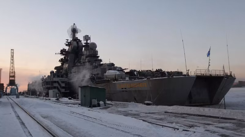 Trước đây, kế hoạch ban đầu là sau khi hoàn tất nâng cấp Đô đốc Nakhimov, Pyotr Veliky cũng sẽ được cải tạo sâu rộng tương tự. Tuy nhiên, tình trạng của kế hoạch này hiện rất bấp bênh, với nhiều báo cáo cho rằng Hải quân Nga có thể sẽ cho nghỉ hưu hoàn toàn tàu tuần dương Pyotr Veliky và tập trung Đô đốc Ushakov. Ảnh: Sputnik
