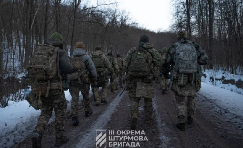 Theo nhà báo Ukraine Yuriy Butusov và nhà quan sát Yuri Podolyak, để giữ vững chiến tuyến phía nam Donbas, Quân đội Ukraine đã triển khai một lượng lớn lực lượng dự trữ chiến lược đến đây, bao gồm ít nhất 9 lữ đoàn cơ giới mới và một tiểu đoàn đột kích lớn, với tổng quân số vượt hơn 10 lữ đoàn thông thường. Ảnh: EA Daily.