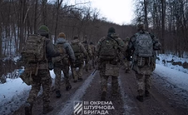 Theo nhà báo Ukraine Yuriy Butusov và nhà quan sát Yuri Podolyak, để giữ vững chiến tuyến phía nam Donbas, Quân đội Ukraine đã triển khai một lượng lớn lực lượng dự trữ chiến lược đến đây, bao gồm ít nhất 9 lữ đoàn cơ giới mới và một tiểu đoàn đột kích lớn, với tổng quân số vượt hơn 10 lữ đoàn thông thường. Ảnh: EA Daily.