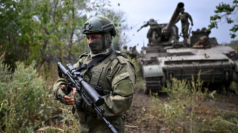 Quan trọng hơn, quân Nga đã tiến đến vùng ngoại ô của Udachne và Kotlyne, hai ngôi làng là tuyến phòng thủ cuối cùng của Quân đội Ukraine nhằm ngăn chặn sự bao vây từ phía tây Pokrovsk. Phía sau hai ngôi làng này là những cánh đồng, không còn khu định cư nào để thiết lập phòng thủ. Do đó, nếu Nga chiếm được hai ngôi làng này, việc tiếp tục tiến công sẽ trở nên dễ dàng hơn nhiều. Ảnh: RT. 