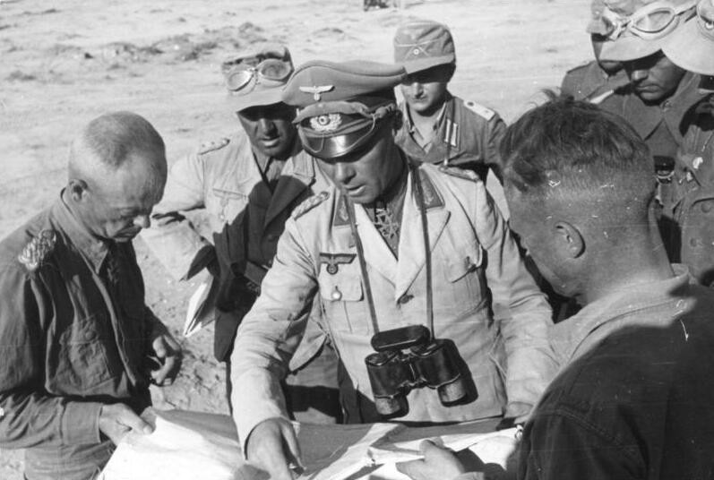 Ai Cập thời kỳ Thế chiến II chịu ảnh hưởng lớn từ Anh Quốc và đóng vai trò quan trọng trong việc bảo vệ kênh đào Suez - tuyến đường huyết mạch kết nối châu Âu với châu Á. Khu vực này không chỉ là bàn đạp chiến lược của lực lượng Đồng Minh mà còn là mục tiêu nhắm tới của phe Trục, đặc biệt là quân Đức dưới sự chỉ huy của Thống chế Erwin Rommel.