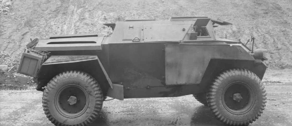 Xe bọc thép Humber thường trang bị pháo 2-pounder, trong khi Daimler sử dụng súng máy Bren hoặc pháo cỡ nhỏ, mang lại sự cân bằng giữa hỏa lực và tốc độ. Nhờ khả năng vận hành tốt trên địa hình sa mạc khắc nghiệt, những "chiến binh bánh lốp" này đã trở thành lựa chọn lý tưởng trong việc kiểm soát các tuyến đường chiến lược và bảo vệ đội hình quân đội Đồng Minh tại Ai Cập, đóng góp lớn vào thành công của các chiến dịch tại Bắc Phi.