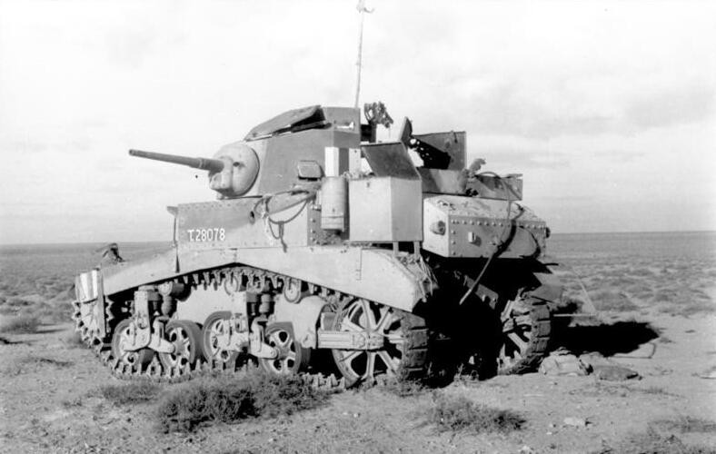 M3 Stuart, dòng xe tăng hạng nhẹ của Mỹ, là một trong những "chiến binh thép" nổi bật của lực lượng Đồng Minh trong Thế chiến II, được triển khai tại Ai Cập trong các chiến dịch Bắc Phi. Với tốc độ cao, độ tin cậy cơ học và trang bị pháo 37mm cùng súng máy M1919, M3 Stuart tỏ ra lý tưởng cho các nhiệm vụ tấn công nhanh và hỗ trợ bộ binh. Thiết kế nhỏ gọn nhưng linh hoạt, chiếc xe tăng này có khả năng hoạt động hiệu quả trên địa hình sa mạc, vượt qua những thách thức khắc nghiệt của cát và nhiệt độ cao.