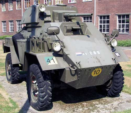 Humber và Daimler là hai dòng xe bọc thép nổi tiếng của Anh Quốc, được triển khai rộng rãi trong các chiến dịch Bắc Phi, bao gồm cả trên lãnh thổ Ai Cập trong Thế chiến II. Cả hai loại xe đều nổi bật với khả năng cơ động cao và thiết kế linh hoạt, phù hợp cho các nhiệm vụ tuần tra, trinh sát, và hỗ trợ bộ binh.