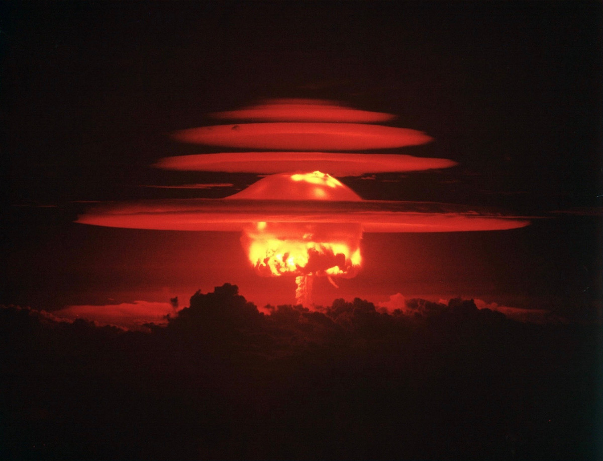 Castle Yankee được Mỹ kích nổ trên một sà lan bên cạnh đảo san hô Bikini. Bụi phóng xạ của nó lan đến tận Mexico cách nơi thử nghiệm hơn 11.000km chỉ trong 4 ngày. Vụ nổ này có thể gây bỏng độ 3 trong khu vực có bán kính khoảng 4.500 km2.