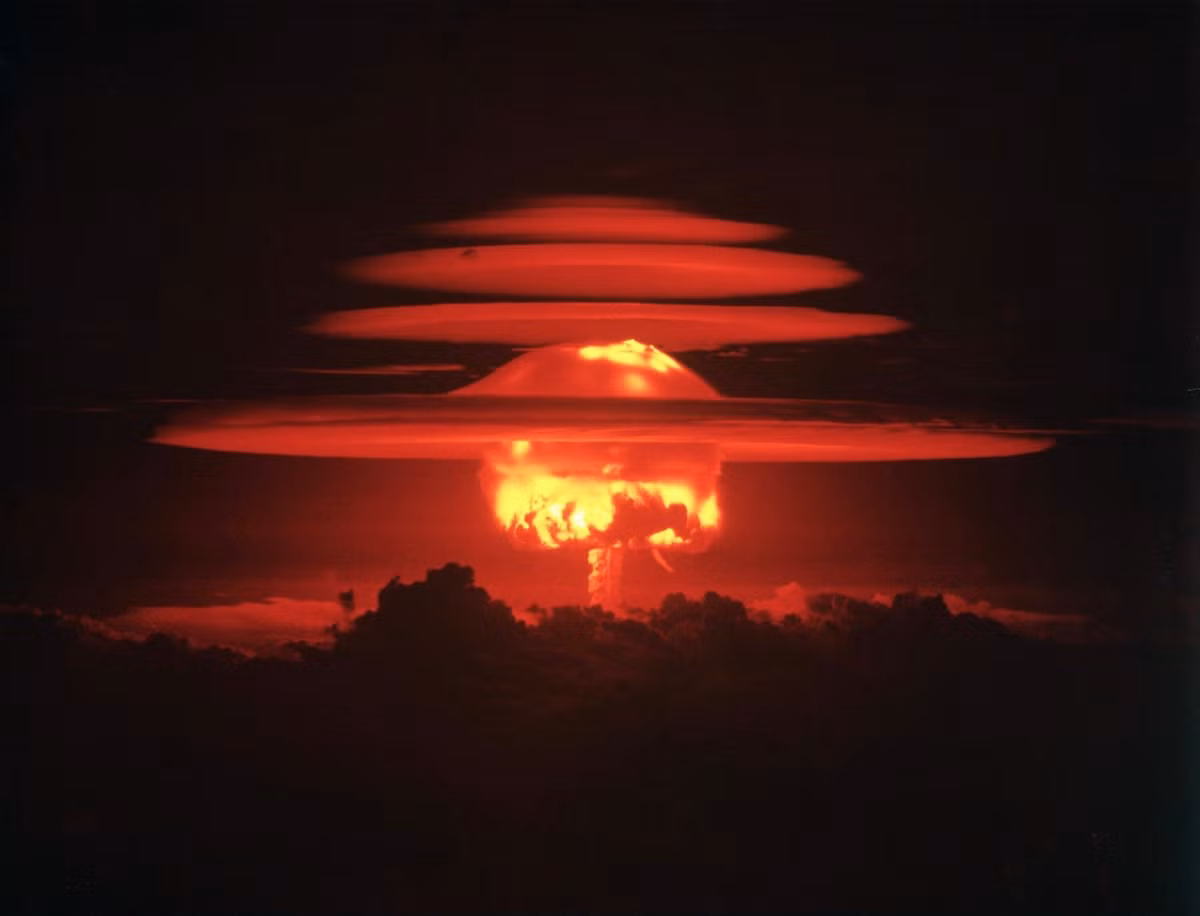 Castle Yankee được Mỹ kích nổ trên một sà lan bên cạnh đảo san hô Bikini. Bụi phóng xạ của nó lan đến tận Mexico cách nơi thử nghiệm hơn 11.000km chỉ trong 4 ngày. Vụ nổ này có thể gây bỏng độ 3 trong khu vực có bán kính khoảng 4.500 km2.