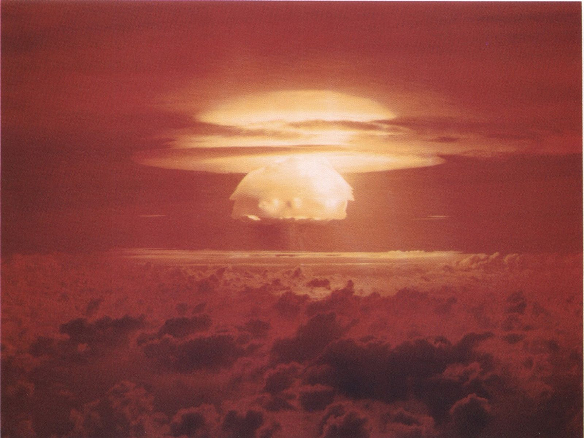 Castle Bravo: Đây là vụ thử hạt nhân đầu tiên và lớn nhất trong hàng loạt bom hạt nhân mang tên Castle mà Mỹ tiến hành. Được kích nổ vào ngày 28/2/1954 tại đảo Bikini, thuộc quần đảo Marshall ở Thái Bình Dương. Thành công của Bravo khiến Tổng thống Mỹ hồi đó là Harry Truman, đã ra lệnh đẩy mạnh việc chế tạo một quả bom huỷ diệt đầu tiên của Mỹ và của thế giới.