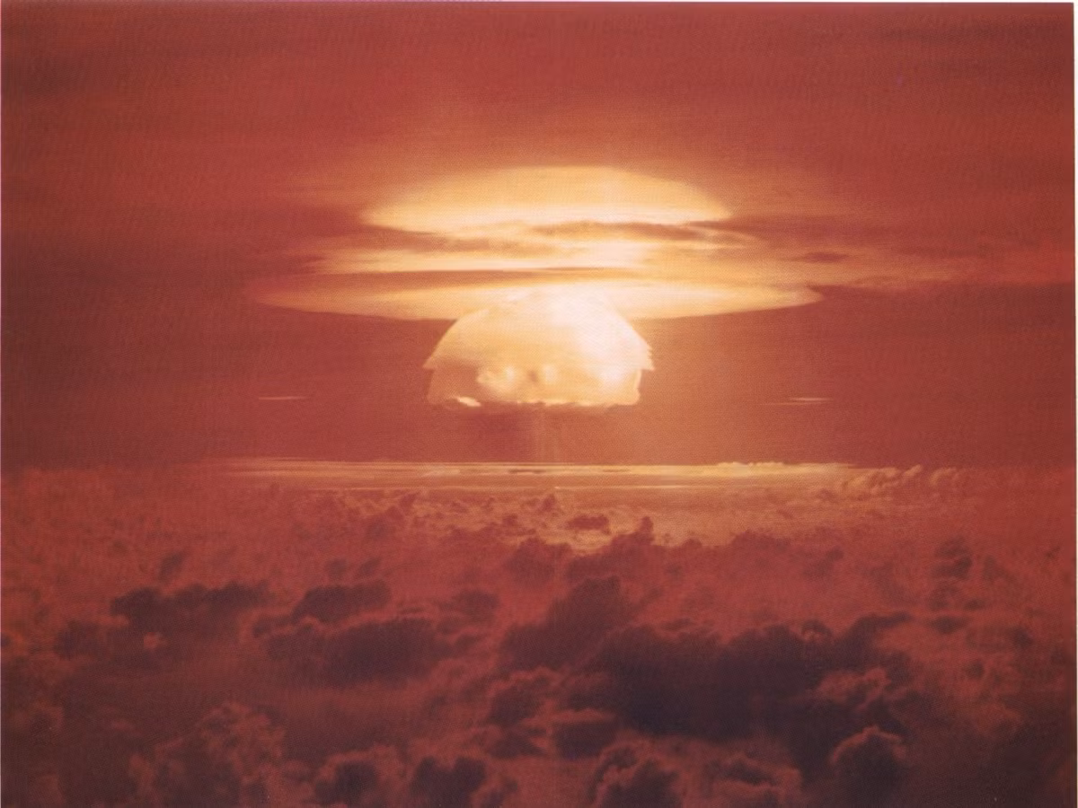 Castle Bravo: Đây là vụ thử hạt nhân đầu tiên và lớn nhất trong hàng loạt bom hạt nhân mang tên Castle mà Mỹ tiến hành. Được kích nổ vào ngày 28/2/1954 tại đảo Bikini, thuộc quần đảo Marshall ở Thái Bình Dương. Thành công của Bravo khiến Tổng thống Mỹ hồi đó là Harry Truman, đã ra lệnh đẩy mạnh việc chế tạo một quả bom huỷ diệt đầu tiên của Mỹ và của thế giới.