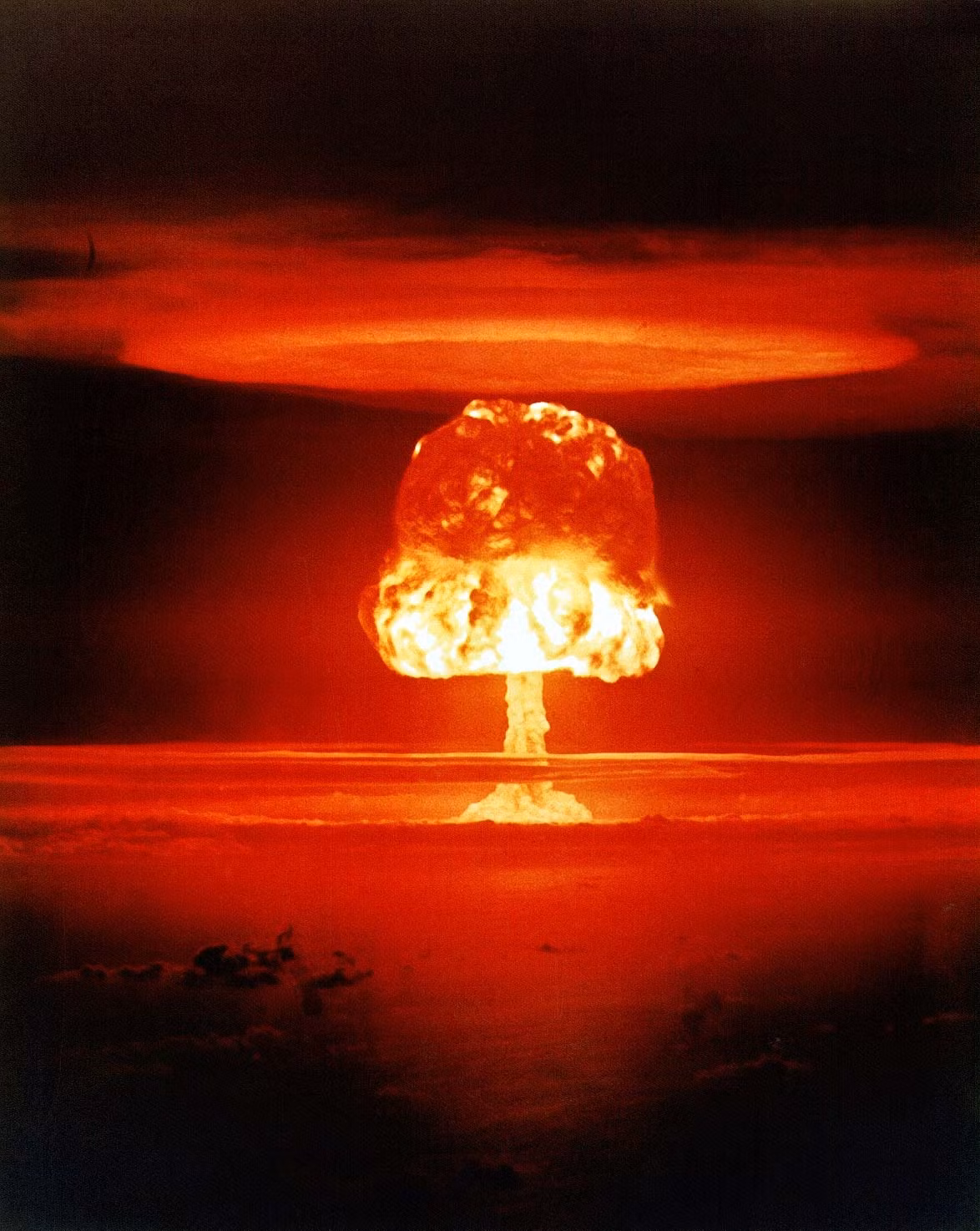 Đây là vụ thử nghiệm bom hạt nhân đầu tiên trên xà lan, một điều cần thiết vì vụ nổ có thể xoá sổ các đảo nhỏ. Quả bom Romeo mới có sức chứa 11 megaton (triệu tấn thuốc nổ) TNT. Vụ nổ làm thiêu cháy mọi thứ trong khu vực rộng hơn 3 km2. Chỉ số giải phóng năng lượng của Castle Romeo đã giúp nó chiếm vị trí thứ 5 trong số những quả bom nguyên tử lớn nhất thế giới. Ảnh Wikipedia