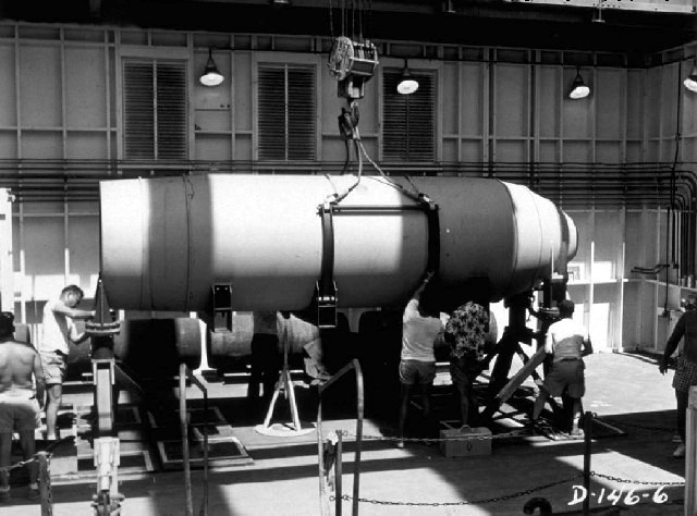 Castle Romeo: Vào năm 1954, Mỹ đã bắt đầu một loạt các cuộc thử bom hạt nhân theo Dự án Castle. Bom nguyên tử Castle Romeo là quả bom nhiệt hạch, được kích nổ vào ngày 26/3/1954, tại Đảo san hô Bikini thuộc Quần đảo Marshall, một hòn đảo nằm gần xích đạo trên Thái Bình Dương, quả bom được đặt trên một chiếc xà lan và đưa đến vị trí kích nổ. Ảnh Wikipedia