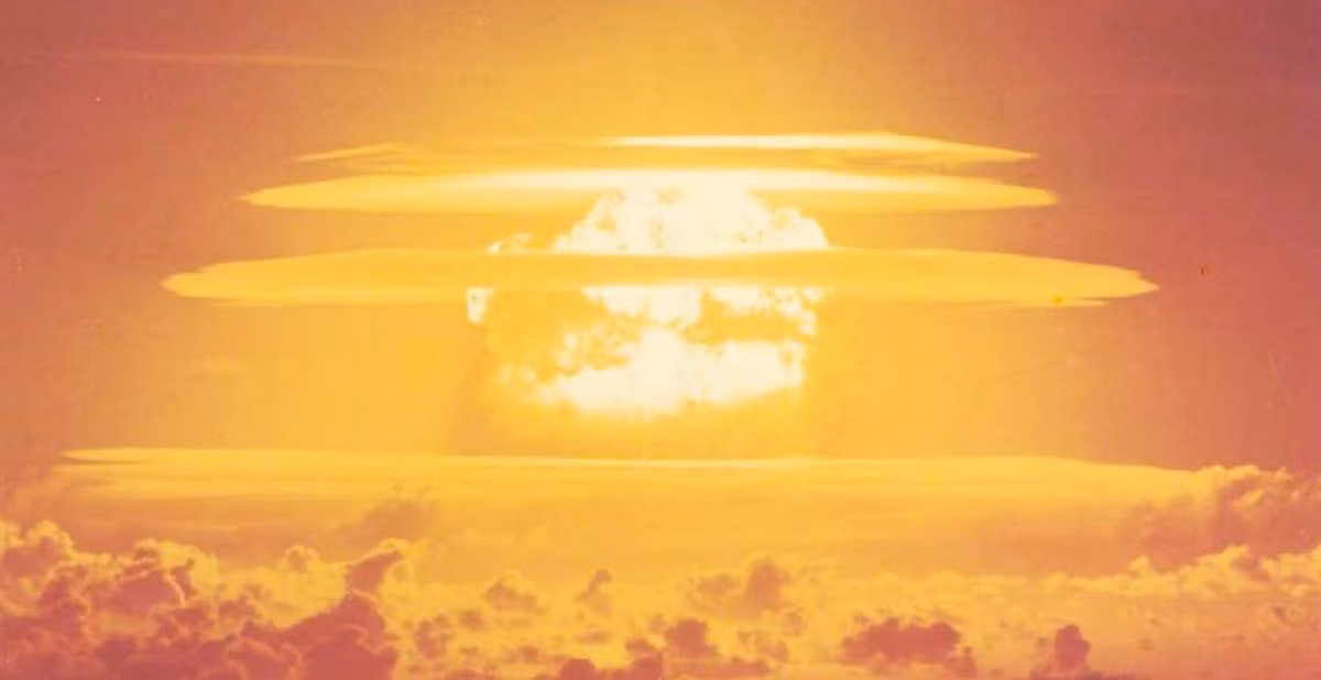 Do Quân đội Mỹ tính toán sai nên đã khiến 665 người dân ở quần đảo Marshall bị nhiễm phóng xạ nặng nề. Ngoài ra, vụ thử nghiệm Castle Bravo đã tạo ra một thảm họa hạt nhân nghiêm trọng không chỉ đối với môi trường mà cả đối với xã hội. Phóng xạ phát tán đã lan đến Australia, Nhật Bản, Ấn Độ và cả nước Mỹ.