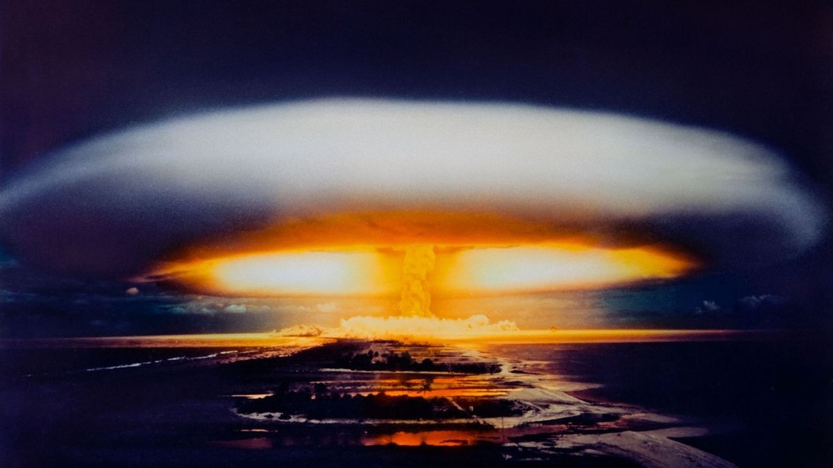 Vào ngày 30/10/1961, Nga đã kích hoạt Tsar Bomba trên quần đảo Novaya Zemlya, phía bắc của vòng Bắc cực. Với năng lượng sinh ra từ một vụ nổ đạt 50 megaton, Tsar Bomba, mạnh hơn khoảng 3.800 lần so với vũ khí hạt nhân mà Mỹ ném xuống Hiroshima, Nhật Bản.