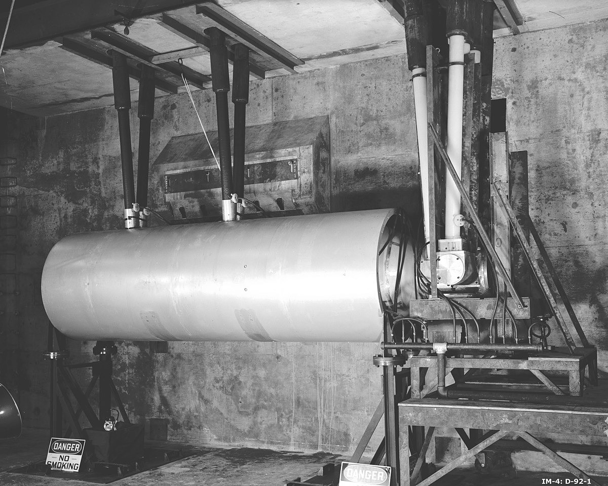 Theo ước tính, Castle Bravo có công suất phá là 6 megaton nhưng thực tế lại nổ tới 15 megaton, gấp 1.500 lần sức nổ của 2 quả bom nguyên tử Mỹ đã ném xuống hai thành phố Hiroshima và Nagasaki của Nhật Bản năm 1945. Vụ nổ đã tạo nên một hố sâu tới 75 m, đường kính 2.000 m. Riêng đám mây hình nấm của nó rộng tới 34.000 m trong không khí.