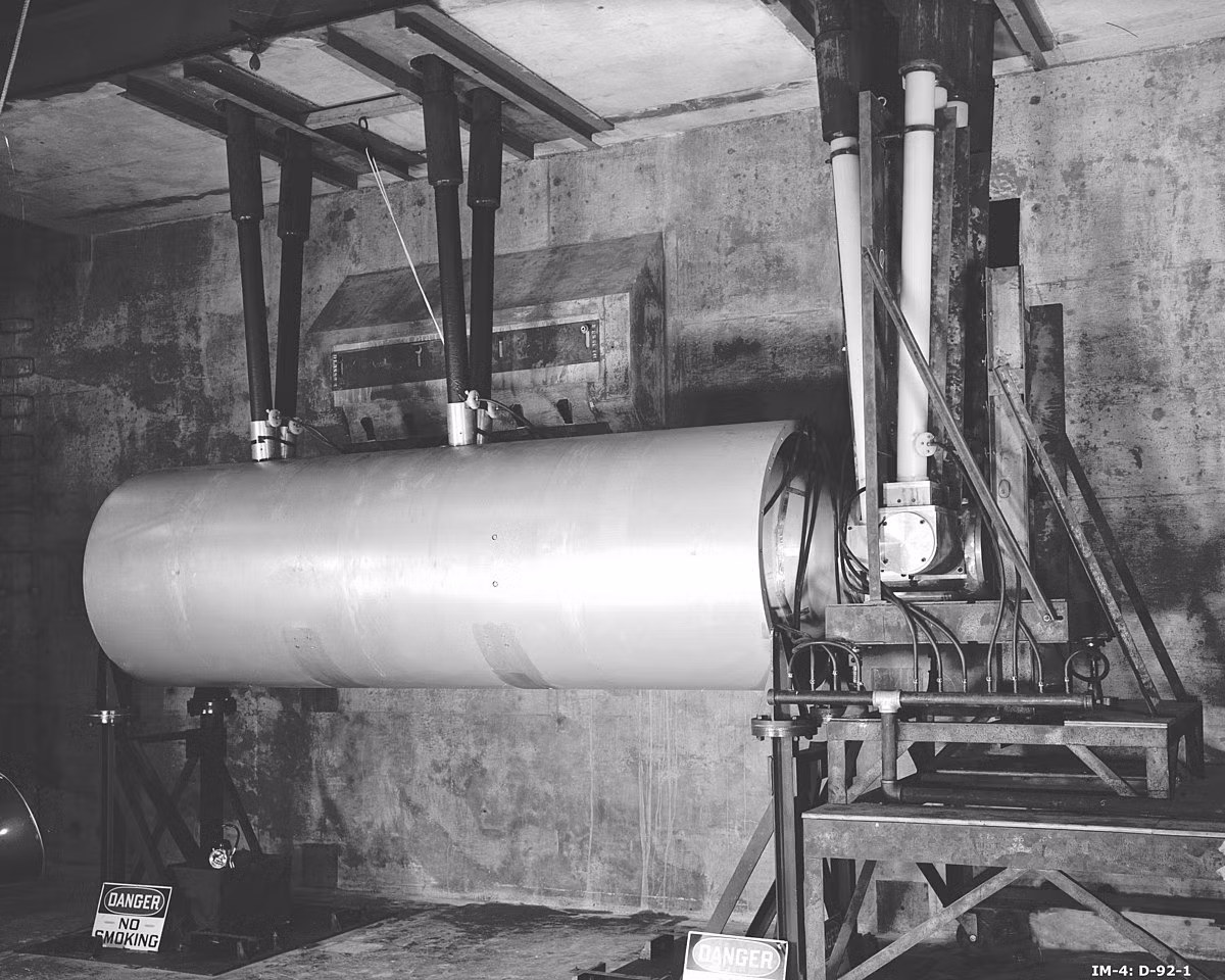 Theo ước tính, Castle Bravo có công suất phá là 6 megaton nhưng thực tế lại nổ tới 15 megaton, gấp 1.500 lần sức nổ của 2 quả bom nguyên tử Mỹ đã ném xuống hai thành phố Hiroshima và Nagasaki của Nhật Bản năm 1945. Vụ nổ đã tạo nên một hố sâu tới 75 m, đường kính 2.000 m. Riêng đám mây hình nấm của nó rộng tới 34.000 m trong không khí.