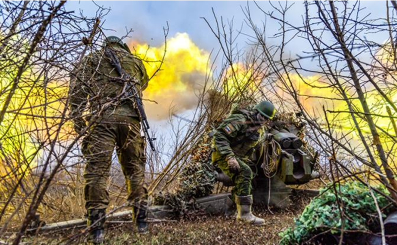 Tuy nhiên, tại ngôi làng lân cận Popovka, chiến tuyến vô cùng bất ổn. Bộ binh Ukraine thường xuyên sử dụng xe bọc thép và xe bán tải để tiến vào làng vào ban đêm, dẫn đến các cuộc đấu súng dữ dội với quân Nga, nhiều ngôi nhà liên tục đổi chủ. Ảnh: TASS