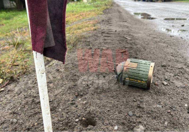 Để ngăn chặn đà tiến công của quân Nga, quân đội Ukraine đang sử dụng bệ phóng tên lửa để rải một lượng lớn mìn chống tăng AT2 của Đức xuống Kursk. Đây là loại mìn có cơ chế kích nổ bằng áp suất, cảm ứng từ và hẹn giờ, có khả năng xuyên thủng lớp thép dày 140 mm. Ảnh: War Gonzo